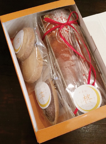 写真:オレンジのBOX入り焼き菓子3個とパウンドケーキのセット