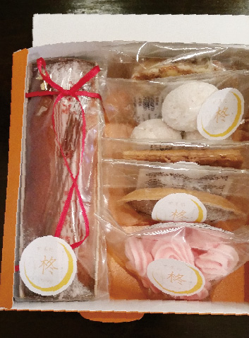 写真:オレンジのBOX入り焼き菓子5個とパウンドケーキのセット